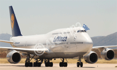 Erste Landung des neuen Lufthansa-Boeings 747-8 in Athener Flughafen