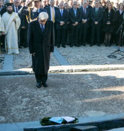 Staatsminister Pavlopoulos ehrt die Opfer des Kalavryta – Massakers