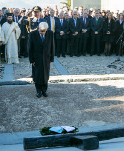 Staatsminister Pavlopoulos ehrt die Opfer des Kalavryta – Massakers