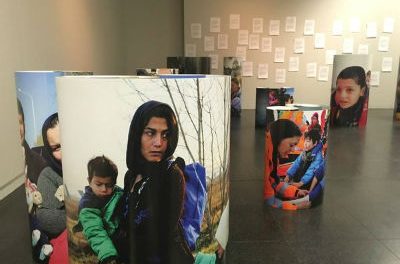 Die Ausstellung „Warum? Kinder auf den Straßen der Erde“ vom GMB AKASH porträtiert die Fluchtkinder