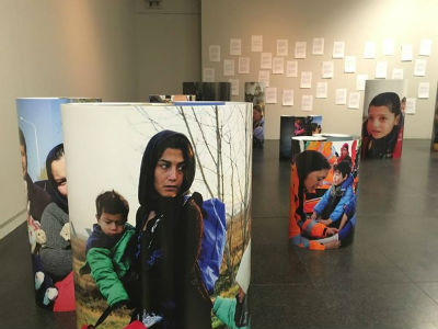 Die Ausstellung „Warum? Kinder auf den Straßen der Erde“ vom GMB AKASH porträtiert die Fluchtkinder