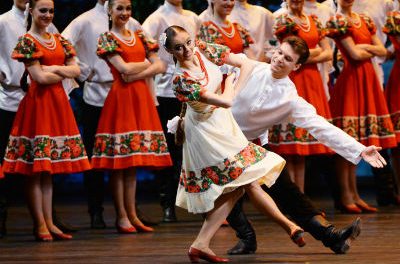 Das „Igor Moiseyef Ballet“ tanzt zu Musik von Theodorakis und Tsitsanis