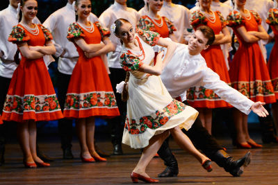 Das „Igor Moiseyef Ballet“ tanzt zu Musik von Theodorakis und Tsitsanis