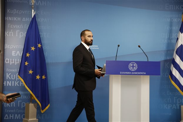 Regierungssprecher Dimitris Tzanakopoulos sagt, dass die Regierung mit Interessen kollidieren wird, um (das Problem) der illegal gebauten Häuser zu bekämpfen.