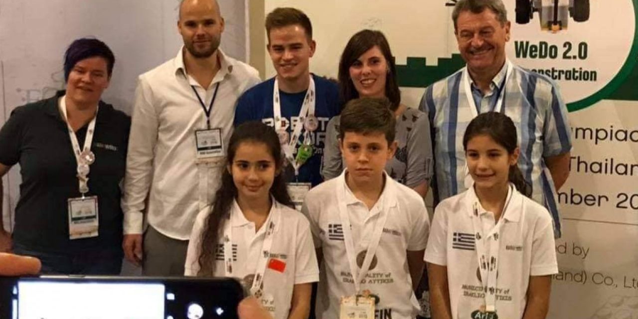 Drei Schüler aus einer Grundschule aus Athen gewannen Gold bei der „Roboter-Olympiade“