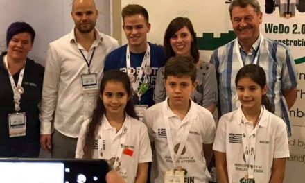 Drei Schüler aus einer Grundschule aus Athen gewannen Gold bei der „Roboter-Olympiade“