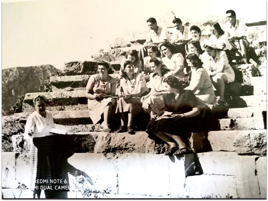 πρώτη ξεναγός Βελουδίου 1949a