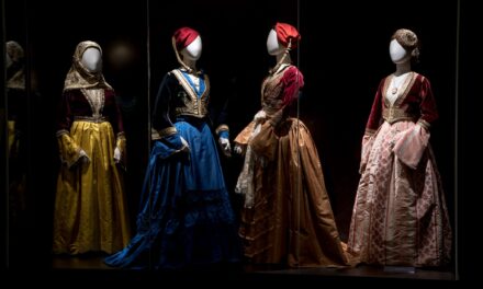 Das Museum für griechische Volkskostüme von Victoria G. Karelia: Eine der umfassendsten Sammlungen traditioneller Trachten Griechenlands