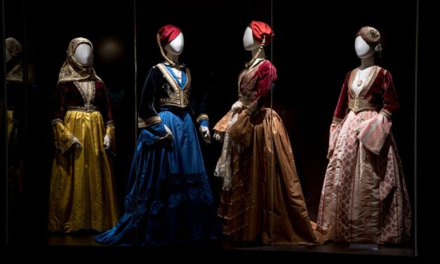 Das Museum für griechische Volkskostüme von Victoria G. Karelia: Eine der umfassendsten Sammlungen traditioneller Trachten Griechenlands