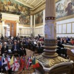 Die Akademie von Athen gründet die Internationale Gemeinschaft (Koinon) der Akademien