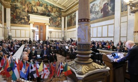 Die Akademie von Athen gründet die Internationale Gemeinschaft (Koinon) der Akademien