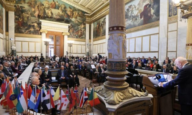 Die Akademie von Athen gründet die Internationale Gemeinschaft (Koinon) der Akademien