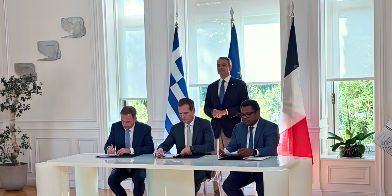 Unterzeichnung des Abkommens über den Einstieg von Meridiam bei GSI für die Stromverbindung zwischen Griechenland und Zypern in Anwesenheit von Premierminister Kyriakos Mitsotakis