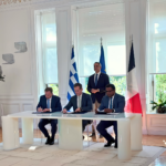 Unterzeichnung des Abkommens über den Einstieg von Meridiam bei GSI für die Stromverbindung zwischen Griechenland und Zypern in Anwesenheit von Premierminister Kyriakos Mitsotakis