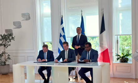 Unterzeichnung des Abkommens über den Einstieg von Meridiam bei GSI für die Stromverbindung zwischen Griechenland und Zypern in Anwesenheit von Premierminister Kyriakos Mitsotakis