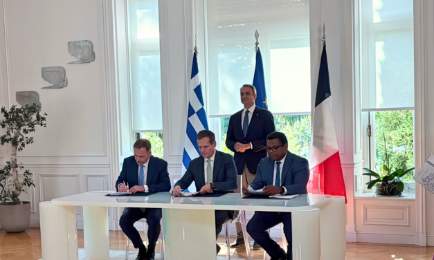 Unterzeichnung des Abkommens über den Einstieg von Meridiam bei GSI für die Stromverbindung zwischen Griechenland und Zypern in Anwesenheit von Premierminister Kyriakos Mitsotakis